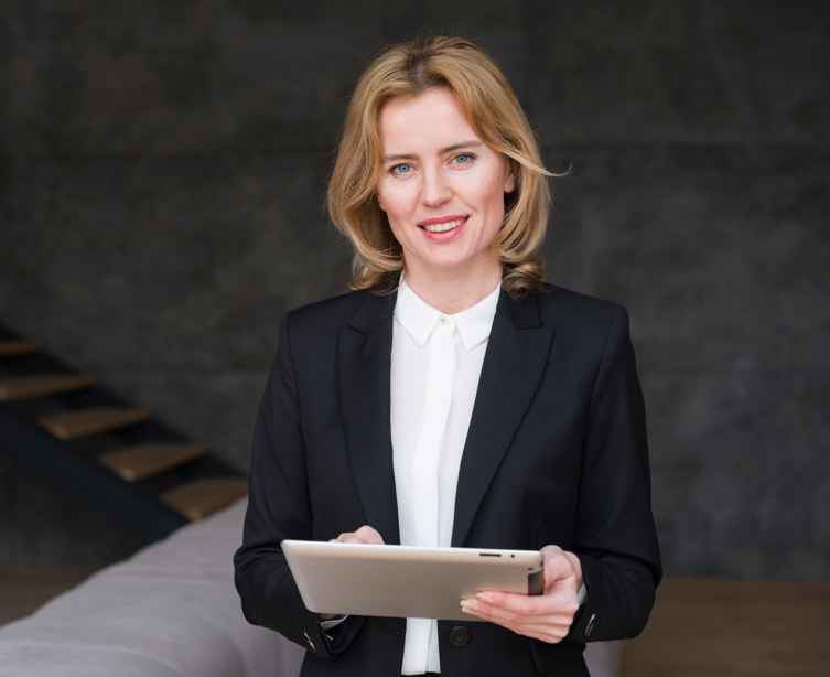 Katie Hollar women stand simple using tab